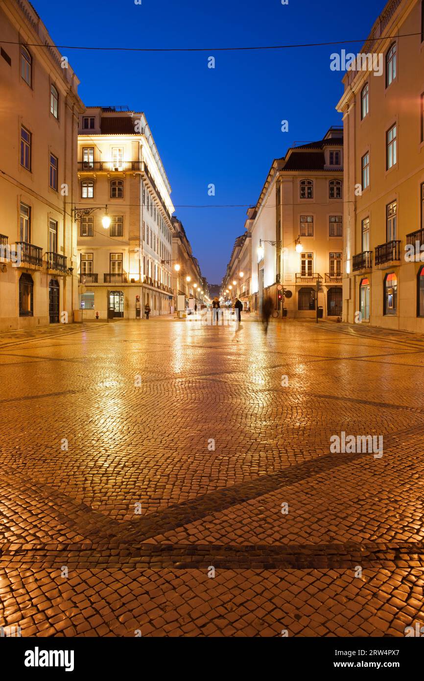 Calle peatonal Rua Augusta por la noche, ciudad de Lisboa, Portugal Foto de stock