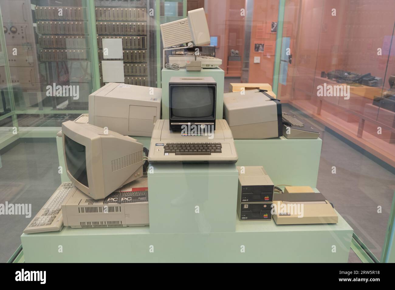 APPLE primera computadora. Pantalla antigua, teclado y Polonia, Varsovia - 28 de julio de 2023. Foto de stock