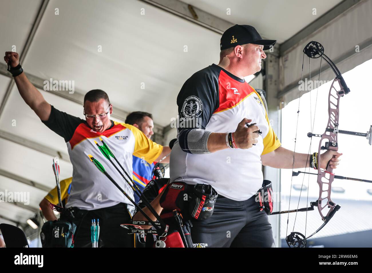 Düsseldorf, Alemania. 16.16 de septiembre de 2023. Tom Grunwald está contento con su disparo (Jens Niemeyers visto celebrando en el fondo). El equipo alemán de tiro con arco formado por Jens Niemeyer, Kevin Koitka y Tom Grunwald gana la final de tiro con arco 274 a en el último día de los Invictus Games 2023 Düsseldorf. Crédito: Imageplotter/Alamy Live News Foto de stock