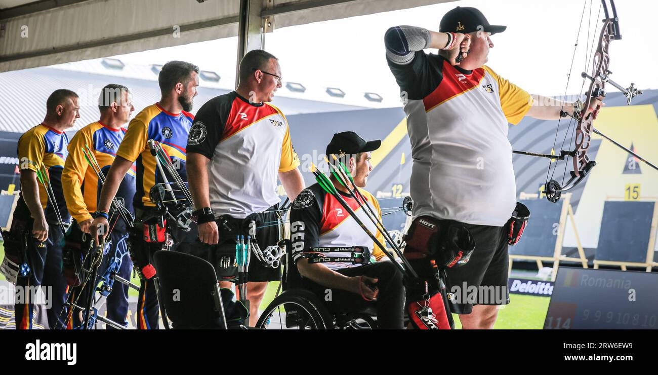 Düsseldorf, Alemania. 16.16 de septiembre de 2023. El equipo rumano de achería (izquierda) y el equipo alemán de tiro con arco de Jens Niemeyer, Kevin Koitka y Tom Grunwald (Grunewald a la derecha) ganan las finales de tiro con arco 278 a 274 en el último día de los Invictus Games 2023 Düsseldorf. Crédito: Imageplotter/Alamy Live News Foto de stock