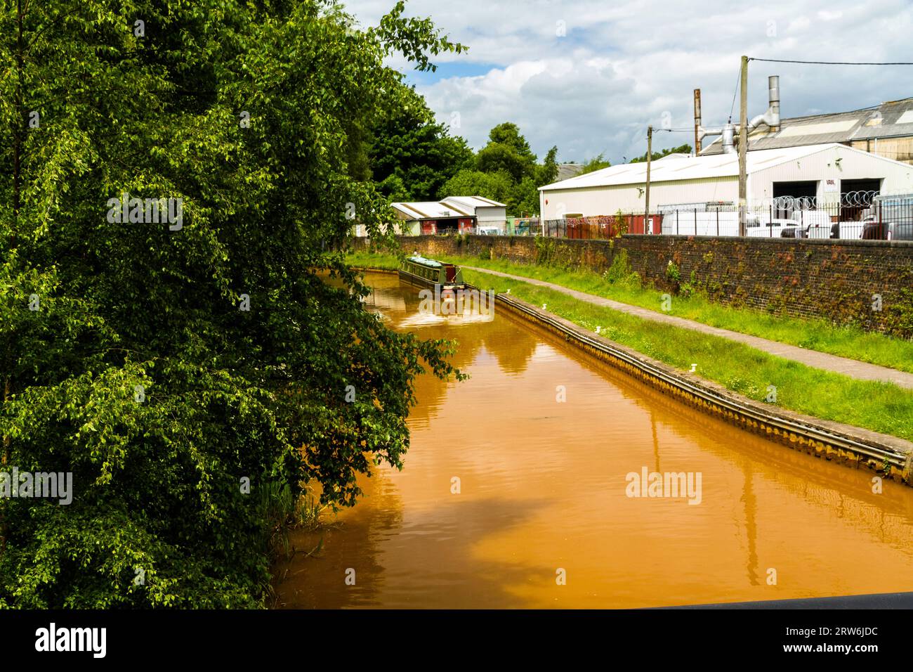 Trent y Mersey Canal, Kidsgrove, Newcastle-under-Lyme. El agua es de color naranja porque si la arcilla se deposita en el Túnel de Harecastle, paisaje Foto de stock