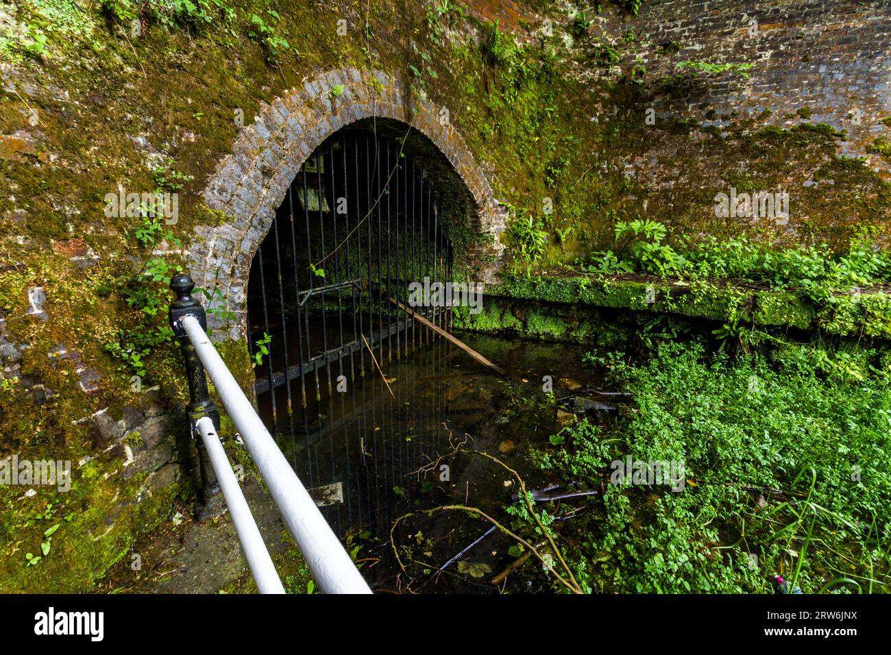 Entrada original del túnel Harecastle de James Brindley. El Trent y Mersey Canal Kidsgrove, Newcastle-under-Lyme, primer plano, paisaje, gran angular. Foto de stock