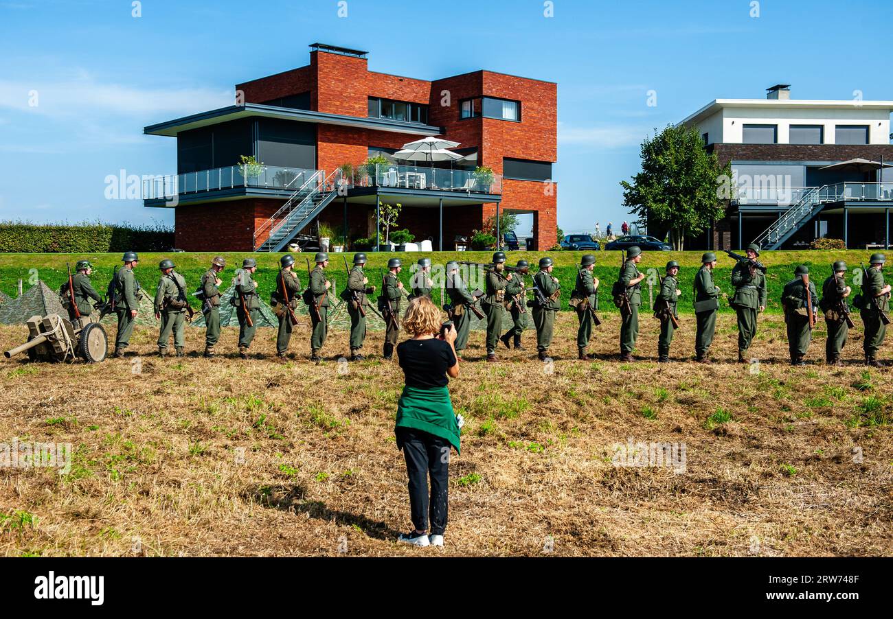 Mujer con ropa militar con máscara sobre fondo claro y con vignetting.  Mujer soldado en camuflaje Mujer en concepto de guerra. Retrato de mujer  Fotografía de stock - Alamy