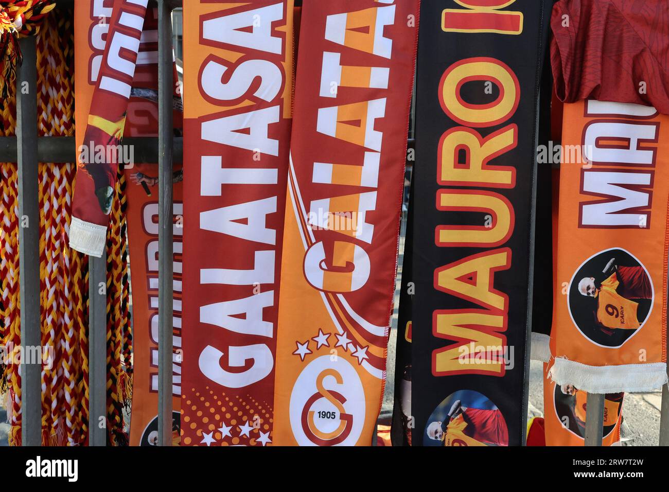 Bufandas de fútbol Galatasaray a la venta en el estadio de fútbol Ali Sami Yen Sports Complex Rams Park (sede del Galatasaray FC) en Estambul Foto de stock