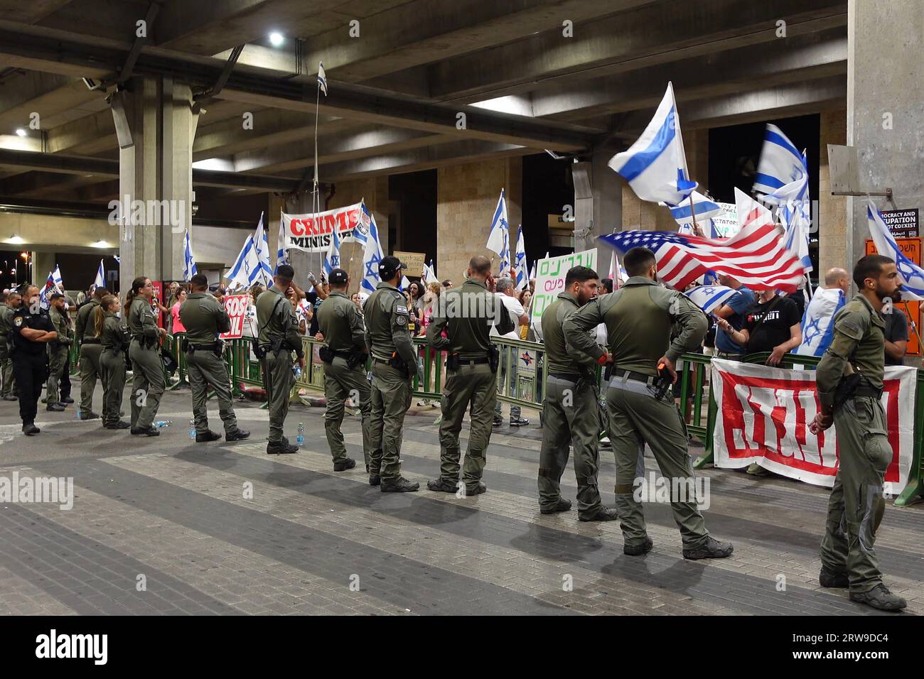 Manifestantes antigubernamentales sostienen banderas israelíes y cantan “hasta que él se vaya” durante una manifestación contra la reforma judicial planeada por el gobierno en el aeropuerto Ben Gurion cerca de Tel Aviv, donde Netanyahu partirá hacia Estados Unidos en una visita de estado el 17 de septiembre de 2023 en Lod, Israel. El gobierno de Netanyahu ha estado promoviendo una controvertida legislación para reformar la Corte Suprema del país, lo que ha provocado una ola de manifestaciones Foto de stock