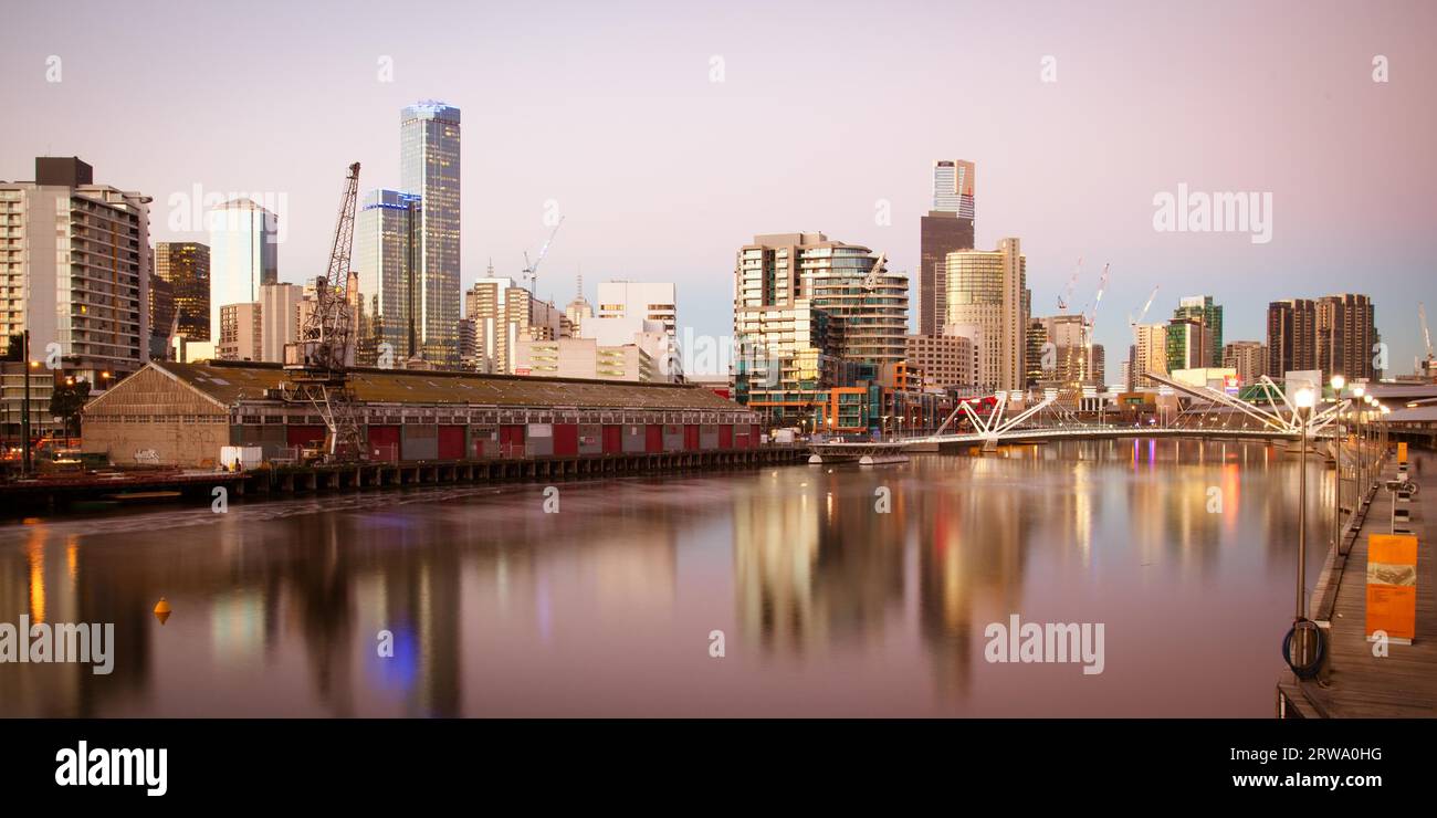 Horizonte de Melbourne desde South Wharf hasta el río Yarra al atardecer en Melbourne, Victoria, Australia Foto de stock