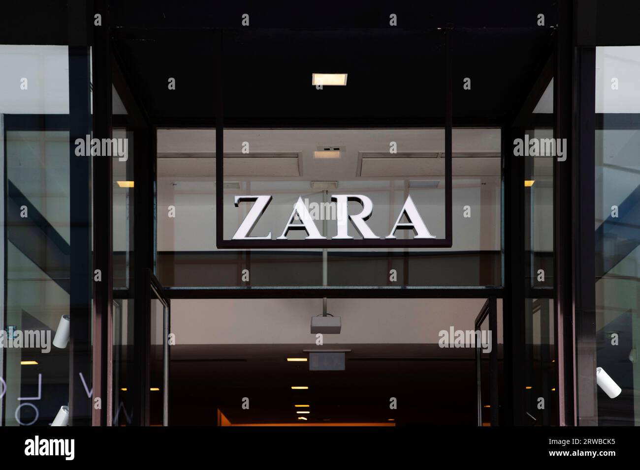 Zara horizontal fotografías e imágenes de alta resolución - Alamy