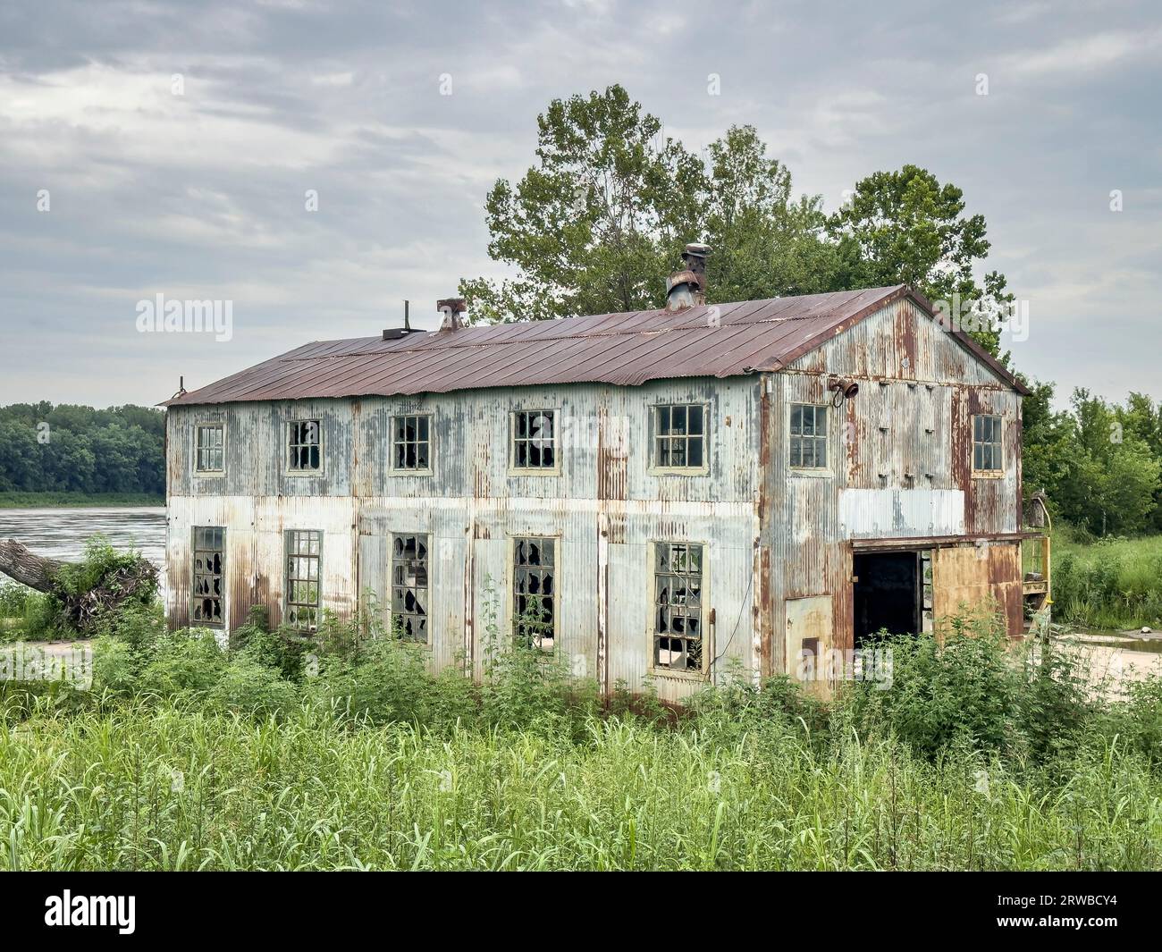 Edificio industrial abandonado en el antiguo astillero en la orilla del río Missouri Foto de stock