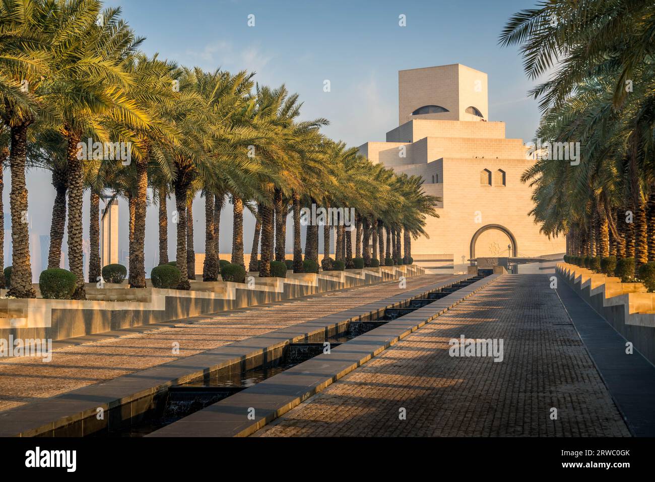 Callejones de palmeras cerca del Museo de Arte Islámico en Doha, Qatar. Foto de stock