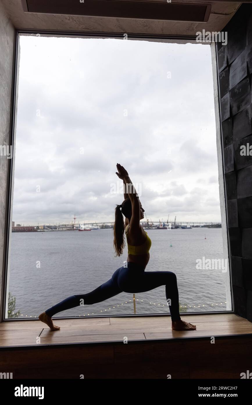 Medias de yoga fotografías e imágenes de alta resolución - Alamy
