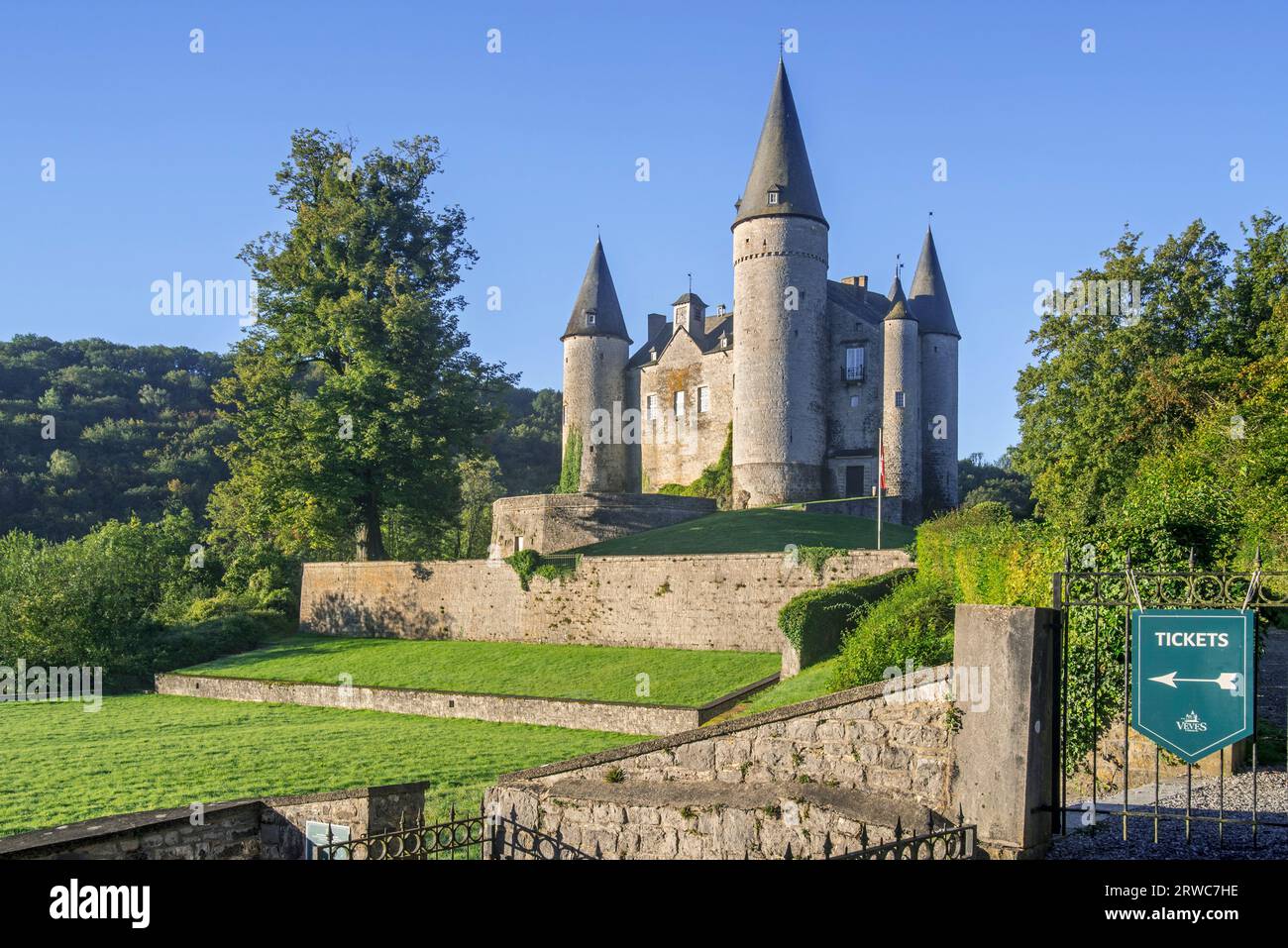 Château de Vêves del siglo XV, castillo medieval renacentista en Celles, Houyet en la provincia de Namur, Ardenas belgas, Valonia, Bélgica Foto de stock