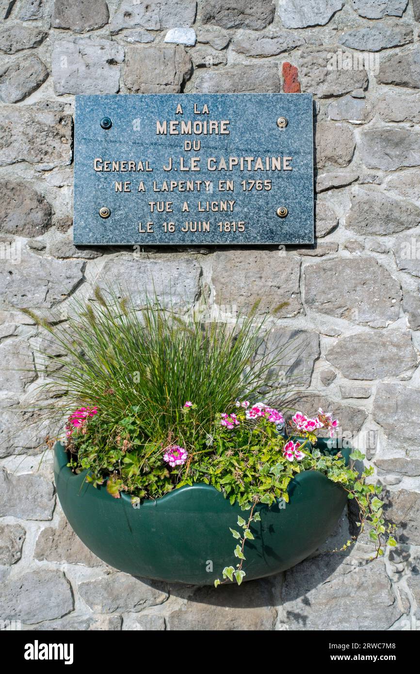 Placa conmemorativa del general Jacques Lecapitaine, asesinado durante la batalla de Ligny, Sombreffe, Namur, Valonia, Bélgica en 1815 Foto de stock