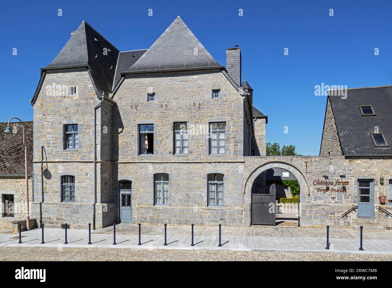 Château-ferme / casa de campo fortificada del siglo XVII La Forge Poschet, construido por el herrero Nicaise Poschet en el pueblo Macon, Momignies, Hainaut, Bélgica Foto de stock