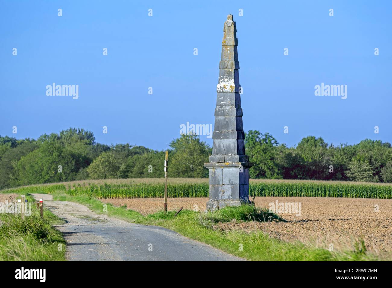 Pirámide del siglo XIX de Verlée, obelisco sin marcar, hito de la era napoleónica en los campos cerca de Havelange, provincia de Namur, Valonia, Bélgica Foto de stock