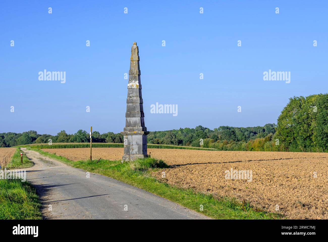 Pirámide del siglo XIX de Verlée, obelisco sin marcar, hito de la era napoleónica en los campos cerca de Havelange, provincia de Namur, Valonia, Bélgica Foto de stock