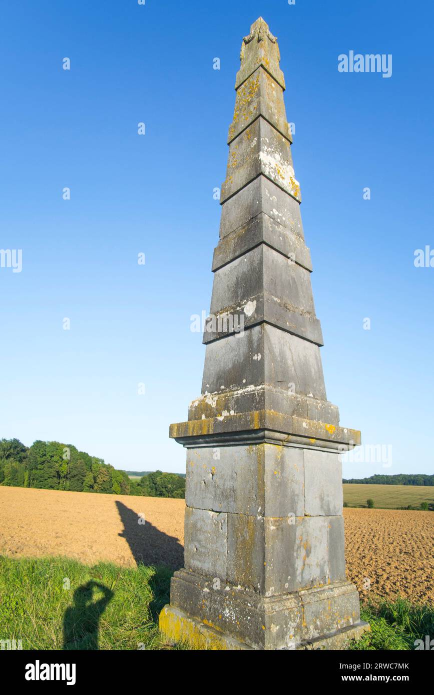 Pirámide del siglo XIX de Verlée, obelisco sin marcar, hito de la era napoleónica en los campos cerca de Havelange, provincia de Namur, Valonia, Bélgica Foto de stock