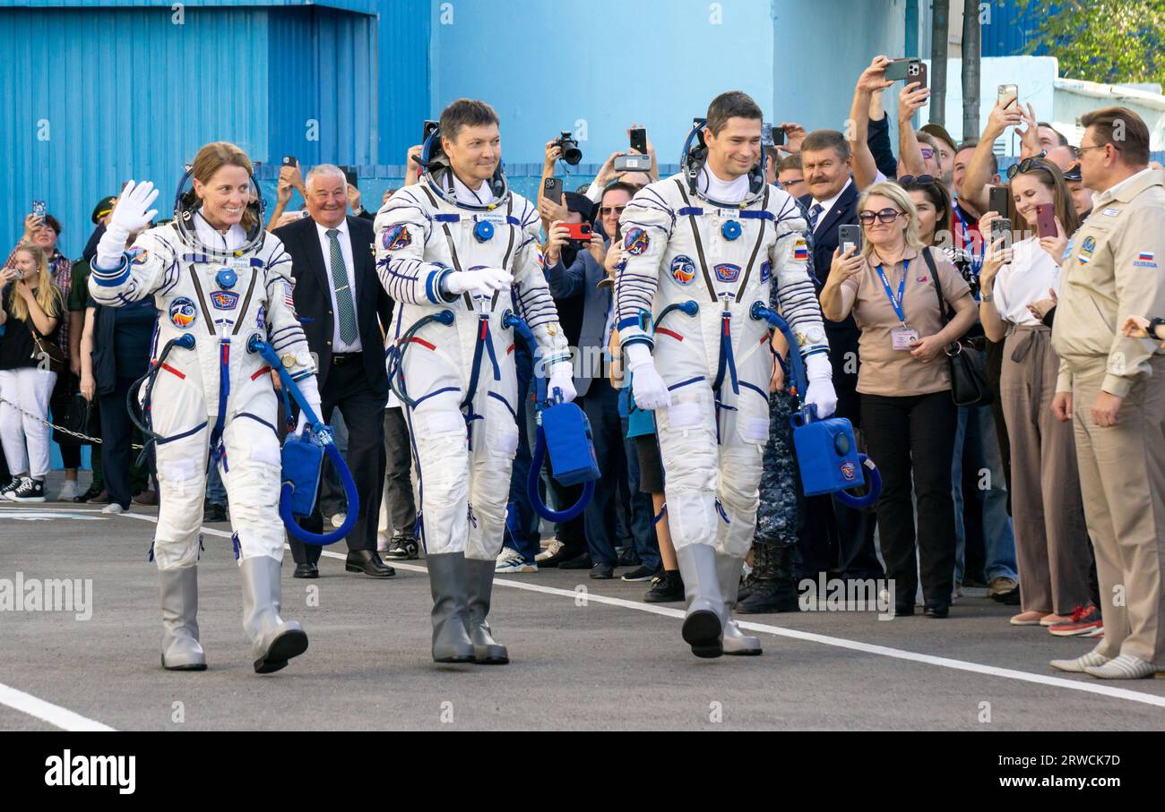 Baikonur, Kazajistán. 15 de septiembre de 2023. De izquierda a derecha: El astronauta de la NASA Loral O'Hara, los cosmonautas de Roscosmos Oleg Kononenko y Nikolai Chub, salen del edificio 254 para su lanzamiento a bordo de la nave espacial rusa Soyuz MS-24 en el cosmódromo de Baikonur, el 15 de septiembre de 2023 en Baikonur, Kazajstán. Los miembros de la tripulación de la Expedición 70 Loral O'Hara, y los cosmonautas Oleg Kononenko, y Nikolai Chub de Roscosmos parten hacia la Estación Espacial Internacional. Crédito: Victor Zelentsov/NASA/Alamy Live News Foto de stock