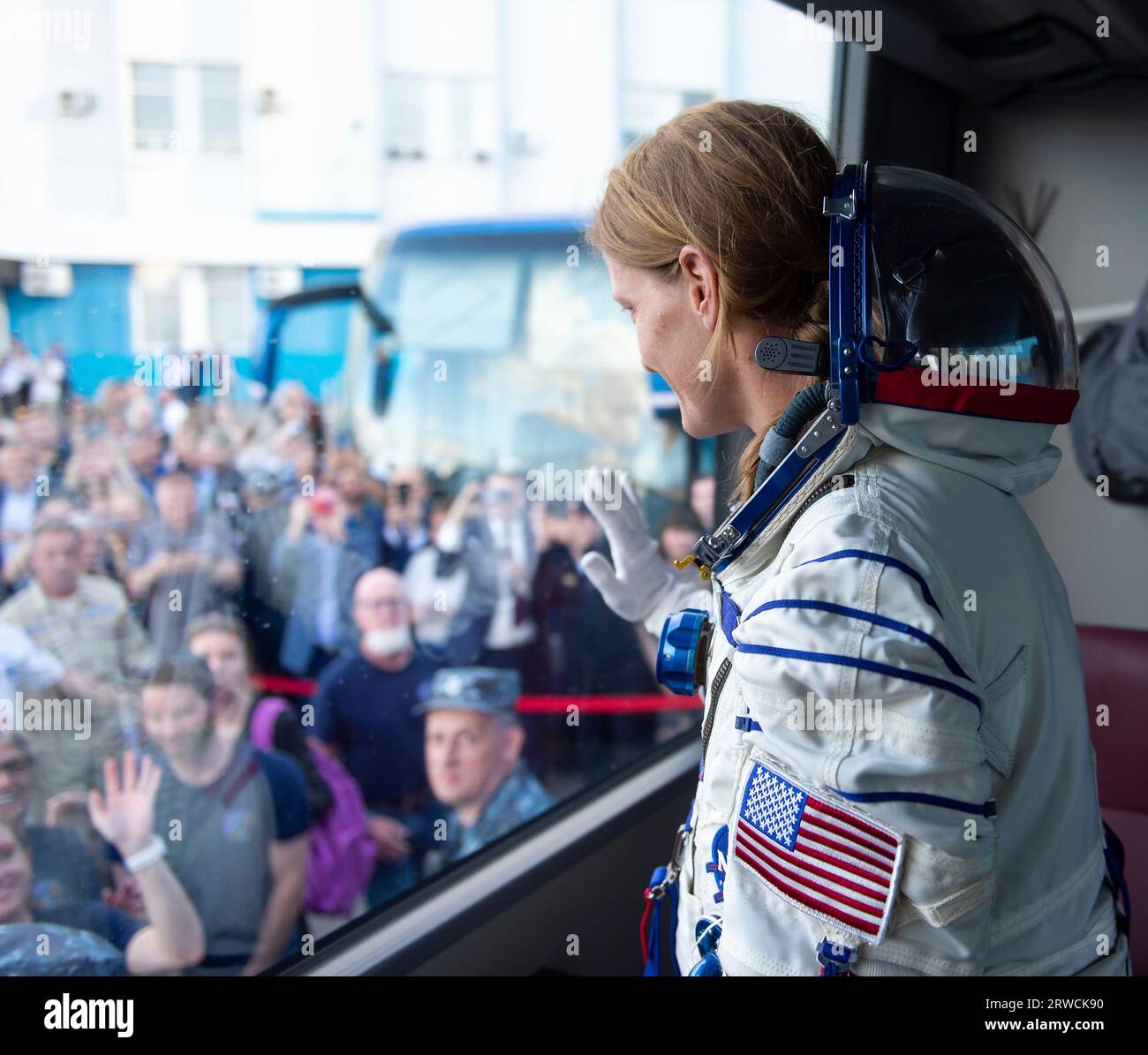 Baikonur, Kazajistán. 15 de septiembre de 2023. El astronauta de la NASA Loral O'Hara saluda a su familia cuando sale para su lanzamiento a bordo de la nave espacial rusa Soyuz MS-24 en el cosmódromo de Baikonur, el 15 de septiembre de 2023 en Baikonur, Kazajstán. Los miembros de la tripulación de la Expedición 70 Loral O'Hara, y los cosmonautas Oleg Kononenko, y Nikolai Chub de Roscosmos parten hacia la Estación Espacial Internacional. Crédito: Andrey Shelepin/NASA/Alamy Live News Foto de stock