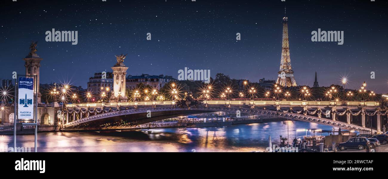 Foto nocturna del cielo estrellado de parís, incluida la Torre Eiffel en francia Foto de stock