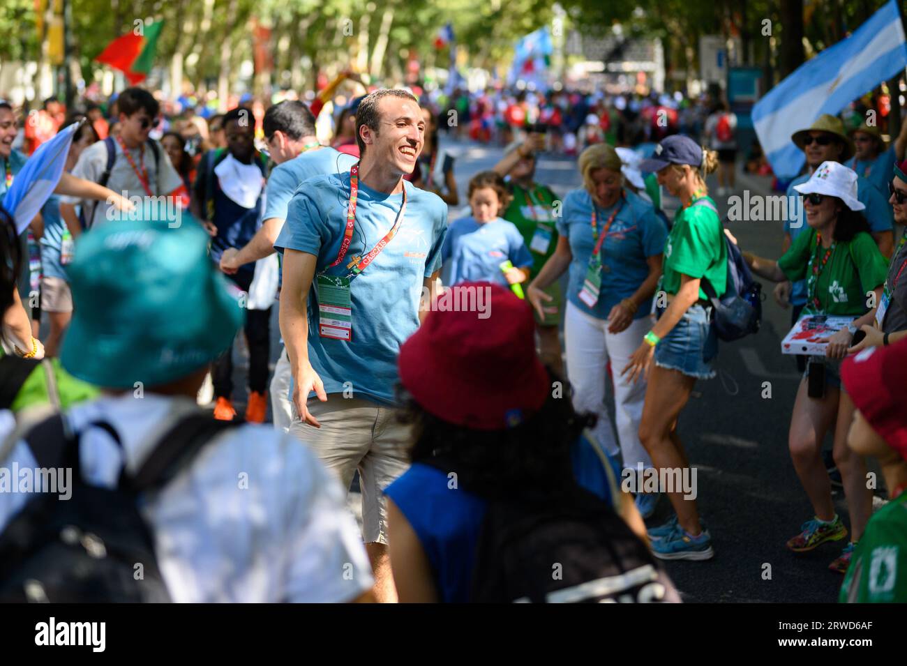 Banda de adoración Tiritaito que dirige una 'fiesta de adoración' de los peregrinos en su camino a la Santa Misa de apertura en el Parque Eduardo VII en Lisboa, Portugal. Foto de stock