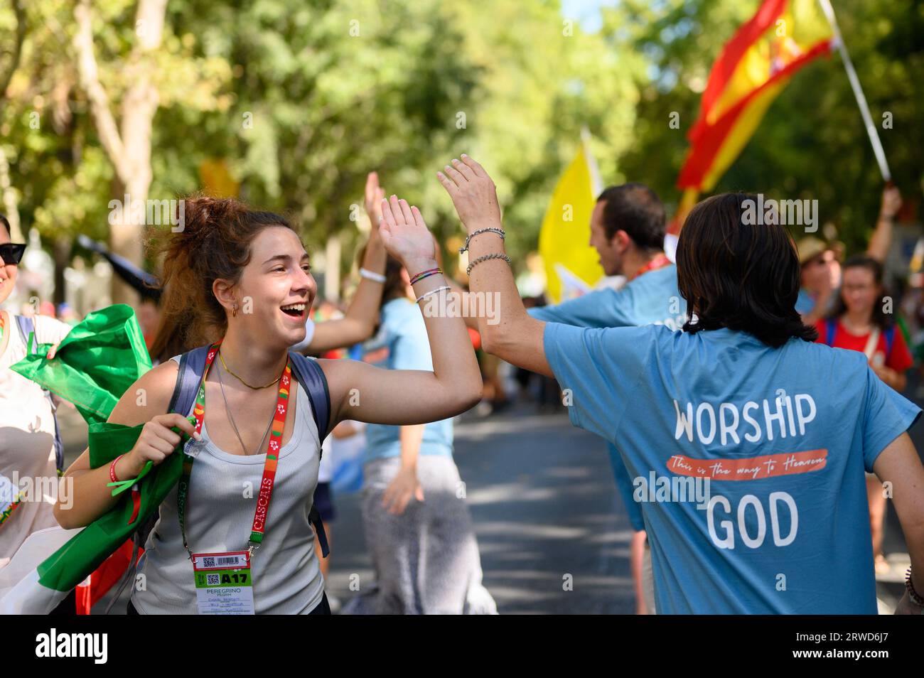 Banda de adoración Tiritaito que dirige una 'fiesta de adoración' de los peregrinos en su camino a la Santa Misa de apertura en el Parque Eduardo VII en Lisboa, Portugal. Foto de stock