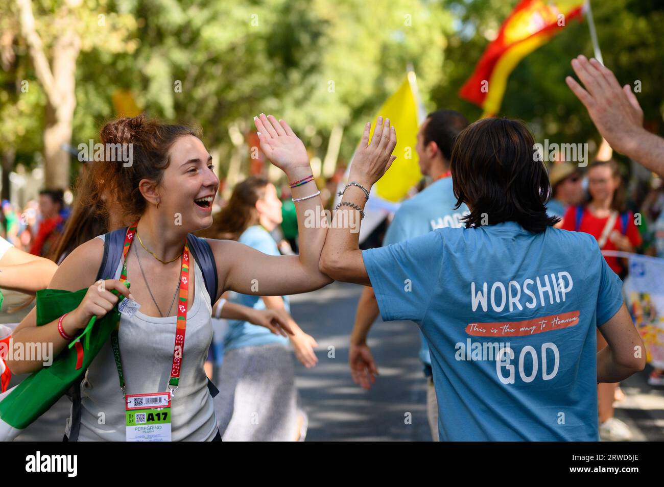 Banda de adoración Tiritaito que dirige una 'fiesta de adoración' de los peregrinos en su camino a la Santa Misa de apertura en el Parque Eduardo VII en Lisboa, Portugal. Foto de stock