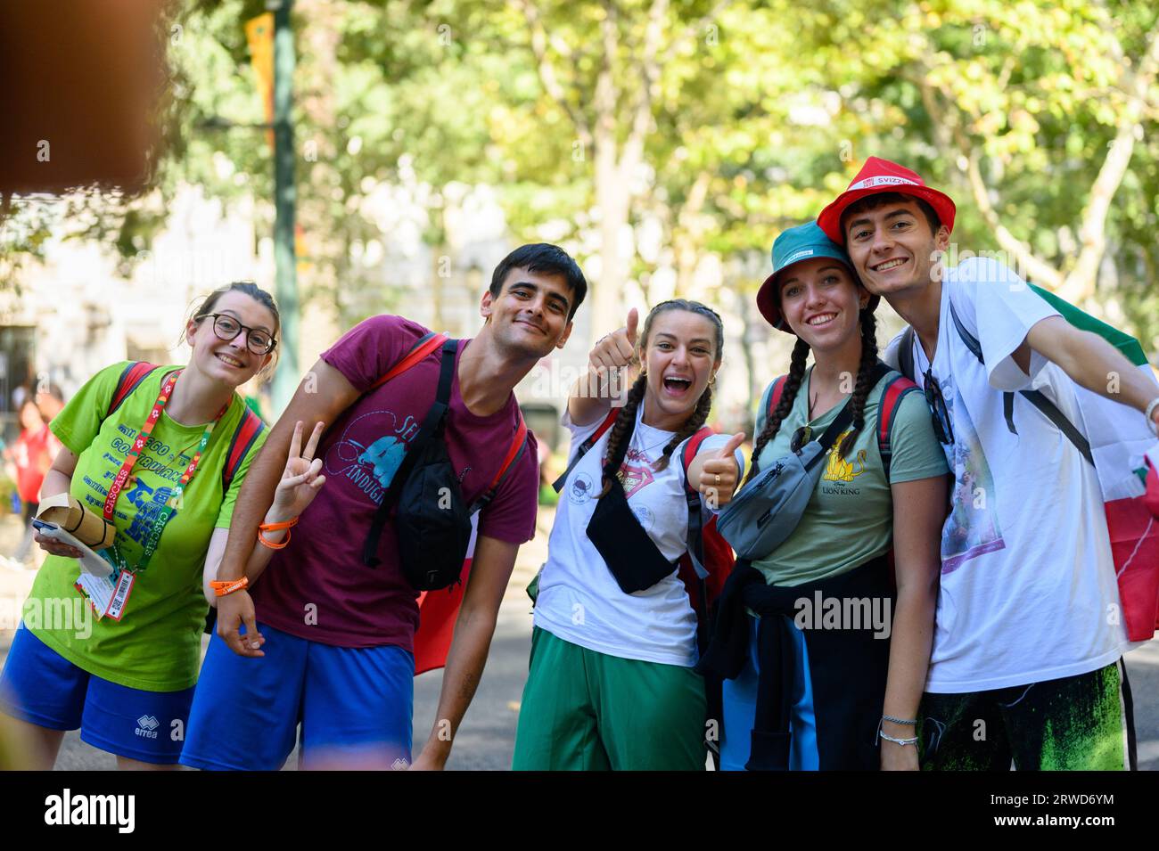 Peregrinos de varios países posando para una foto en su camino a la Santa Misa de apertura en el Parque Eduardo VII en Lisboa, Portugal. Foto de stock