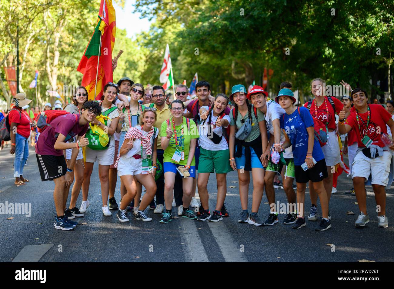 Peregrinos de varios países posando para una foto en su camino a la Santa Misa de apertura en el Parque Eduardo VII en Lisboa, Portugal. Foto de stock