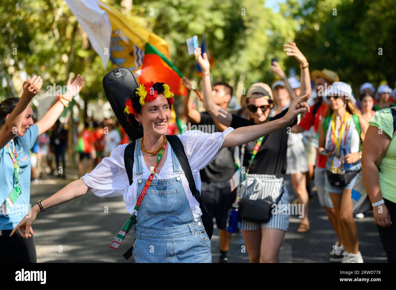 Banda de adoración Tiritaito que dirige una 'fiesta de adoración' de los peregrinos en su camino a la Santa Misa de apertura en el Parque Eduardo VII en Lisboa, Portugal. Foto de stock