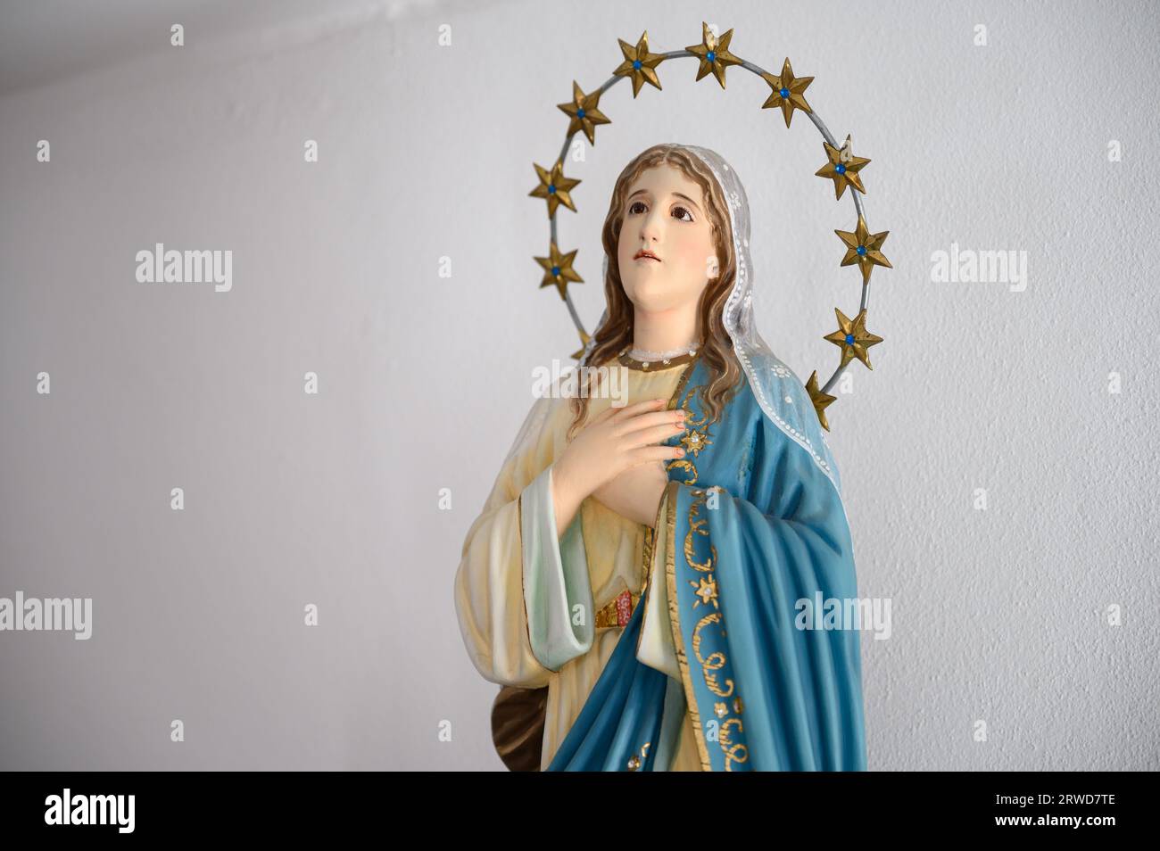 Estatua de la Virgen María. Iglesia de Nuestra Señora de Fátima – Bairro Padre Cruz, Lisboa, Portugal. Foto de stock