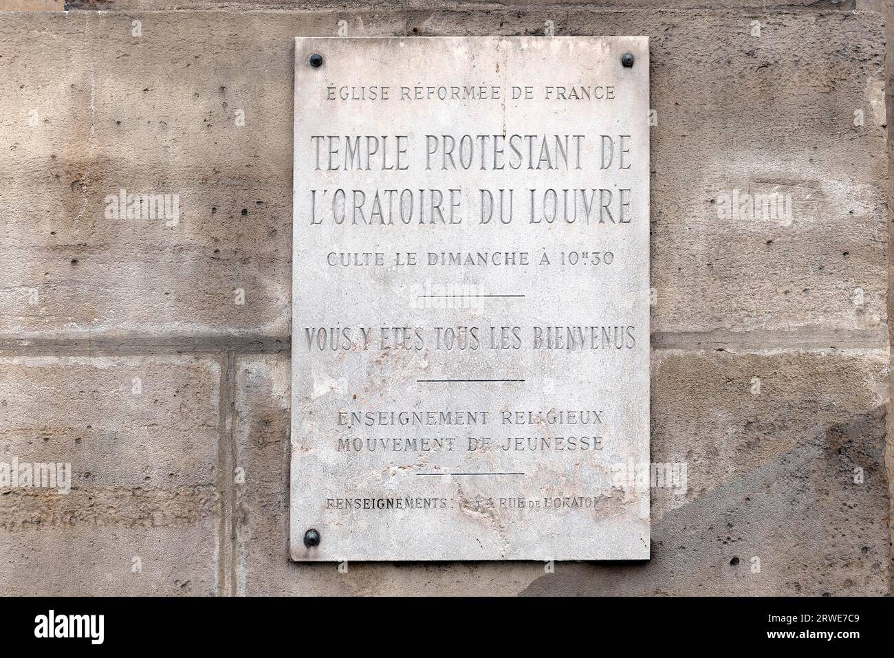 Tablero informativo en la Iglesia Protestante Reformada, Rue Saint Honore, París, Francia Foto de stock