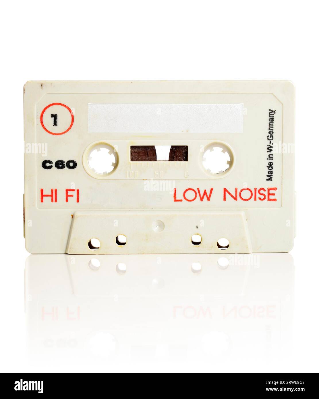 Cinta de audio de cassette compacto antiguo aislado en blanco con reflexión natural Foto de stock