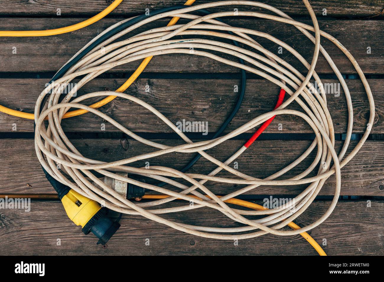 Cable de extensión eléctrico con enchufe en el suelo de madera Fotografía  de stock - Alamy