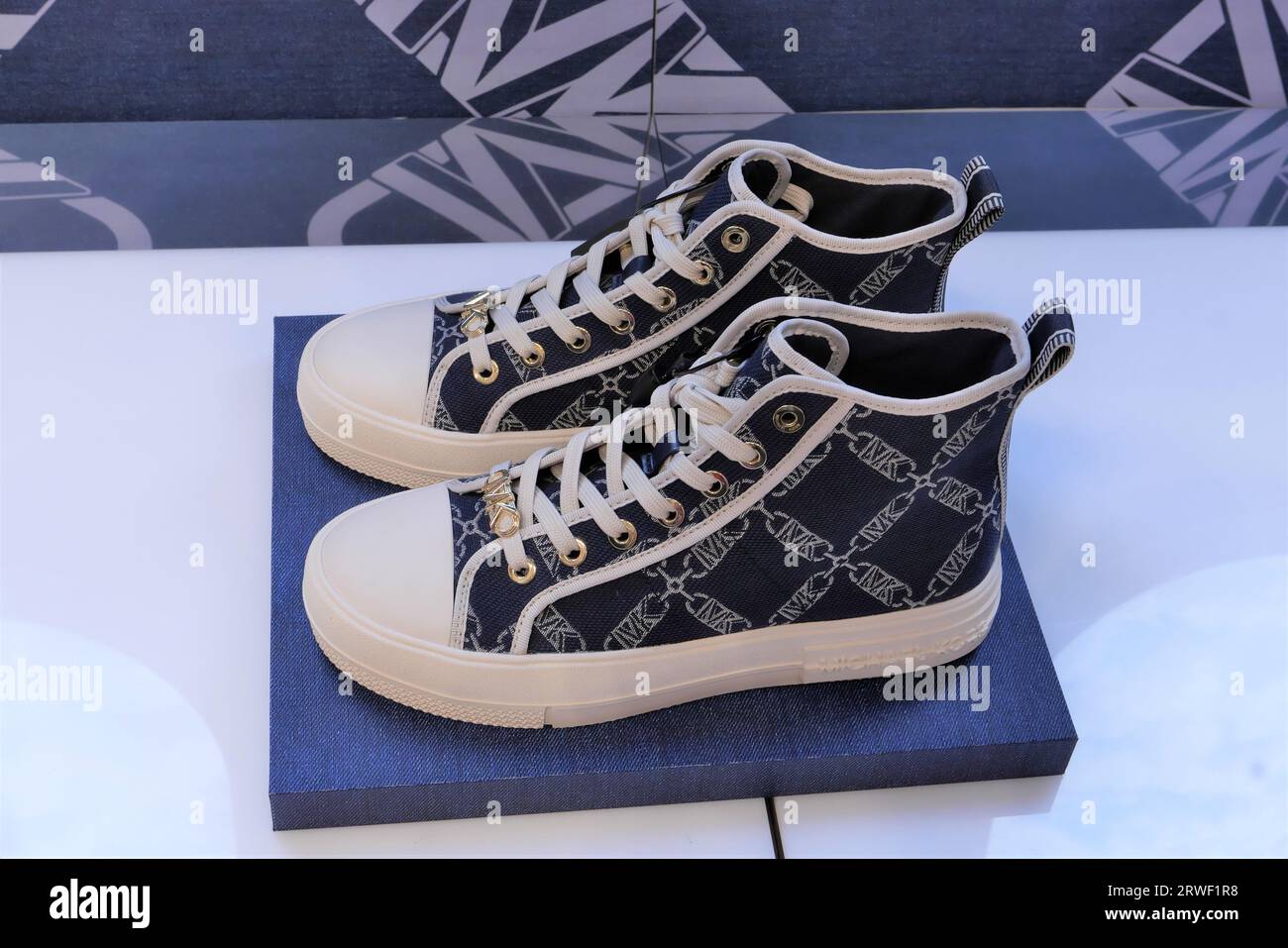 Michael kors shoes fotografías e imágenes de alta resolución - Alamy