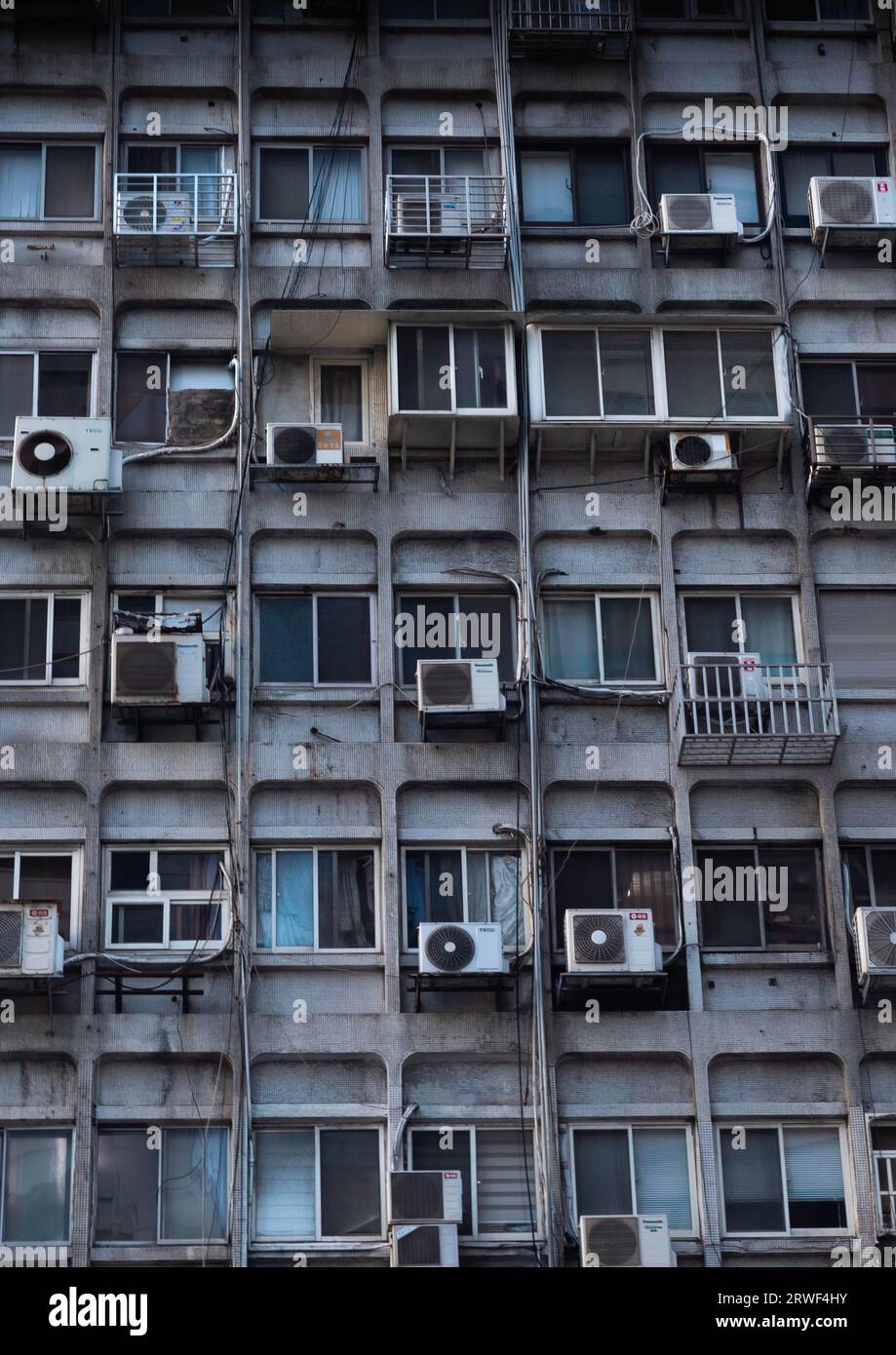 Aire acondicionado en un edificio, distrito de Zhongzheng, Taipei, Taiwán Foto de stock