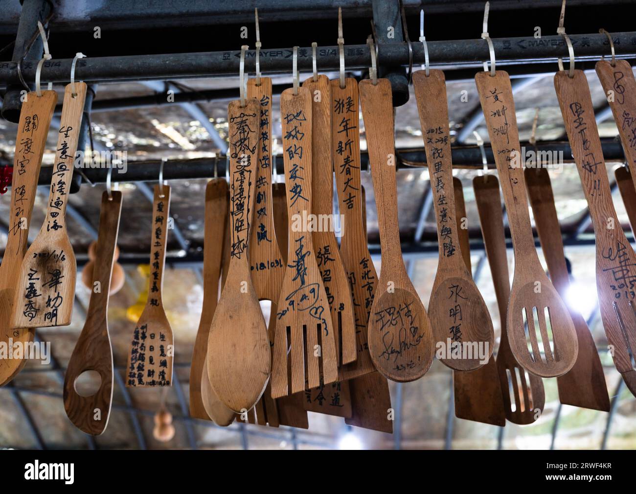 Autógrafos de celebridades en cucharas en un restaurante, Beitou, Taipei, Taiwán Foto de stock