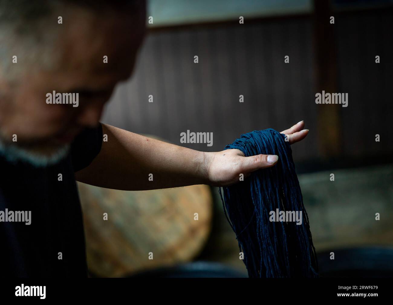 Proceso de teñido índigo de Kasuri en el taller de Aika Tanaka Kasuri Kobo, región de Kyushu, Chikugo, Japón Foto de stock