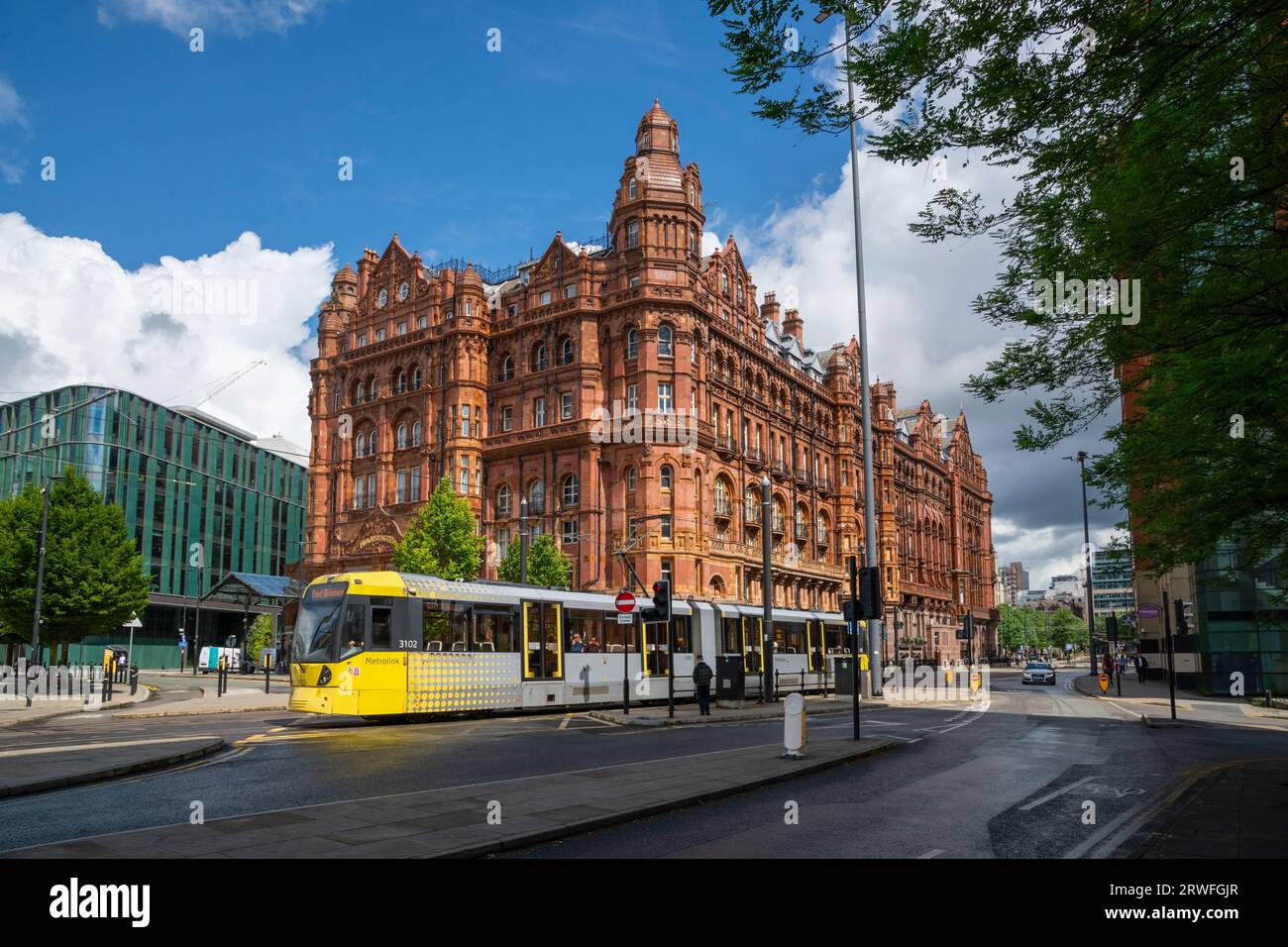 Tranvía Metrolink frente al Midland Hotel en Lower Mosley Street, Manchester, noroeste de Inglaterra. Foto de stock
