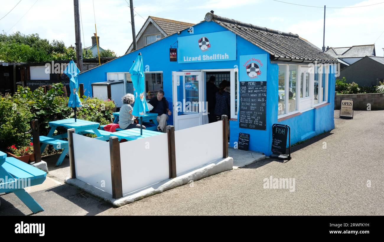 Café de mariscos y comida para llevar en la península de Lizard que sirve al comercio de turistas - John Gollop Foto de stock