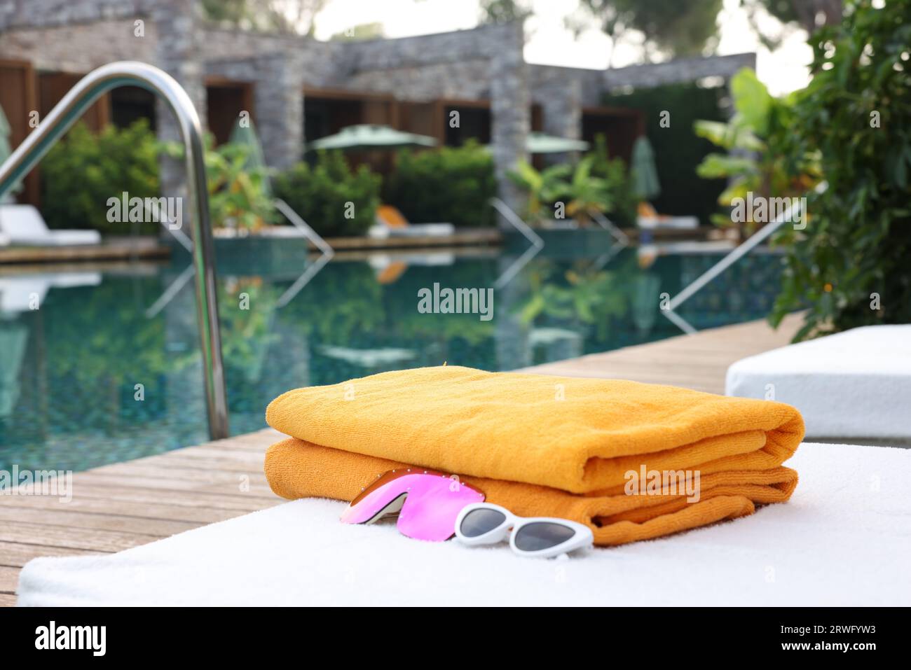 Toalla de piscina fotografías e imágenes de alta resolución - Alamy