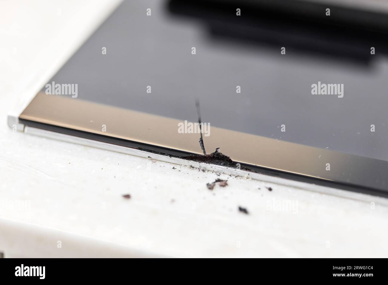 Desastres en el hogar: Placa vitrocerámica rota agrietada cubierta con cinta  adhesiva Fotografía de stock - Alamy