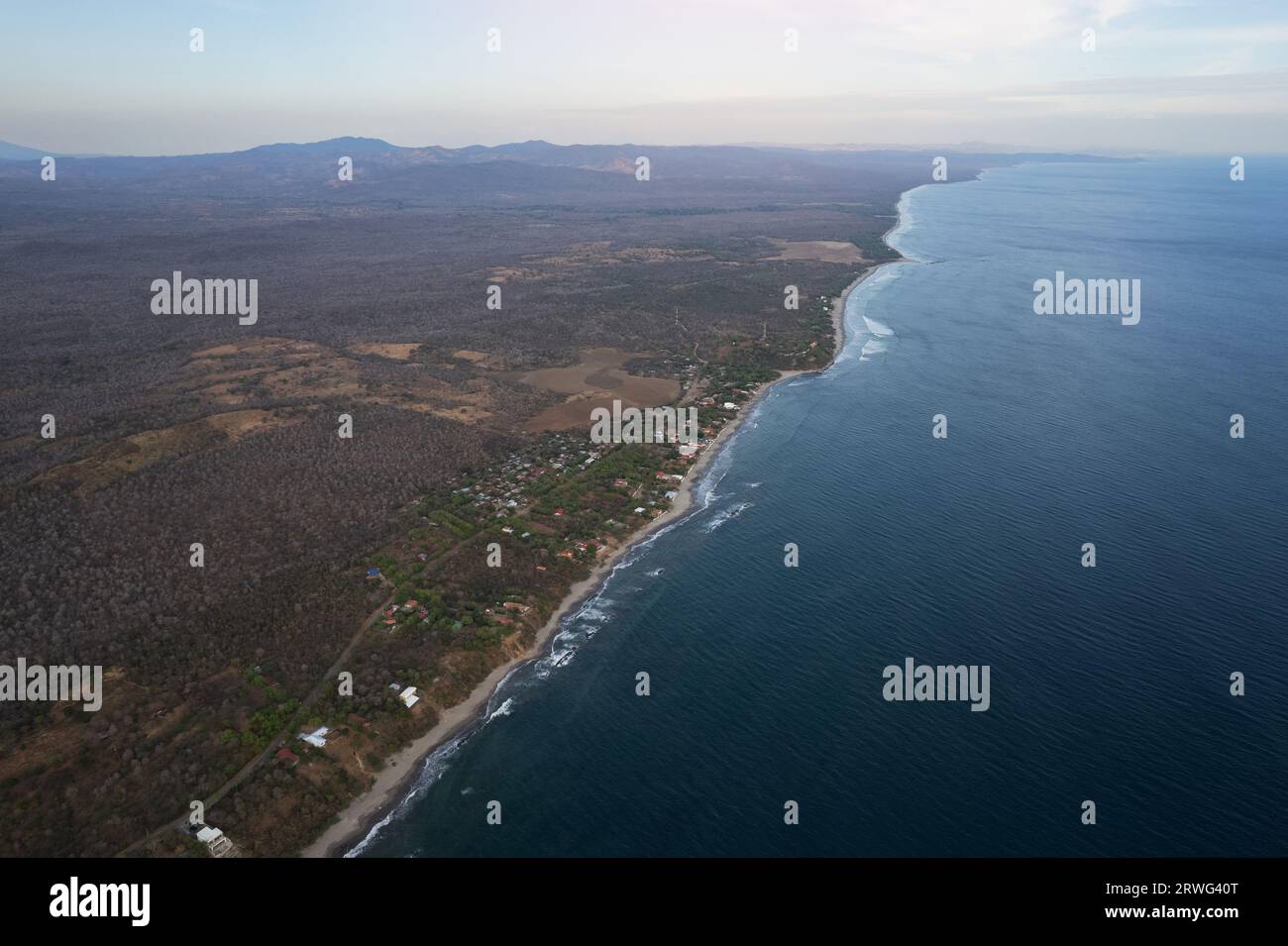 Playa en vista aérea de paisaje marino drone en américa Central Foto de stock