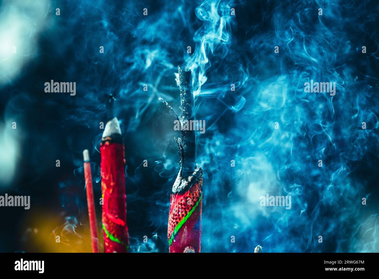 Quemar incienso fotografías e imágenes de alta resolución - Alamy