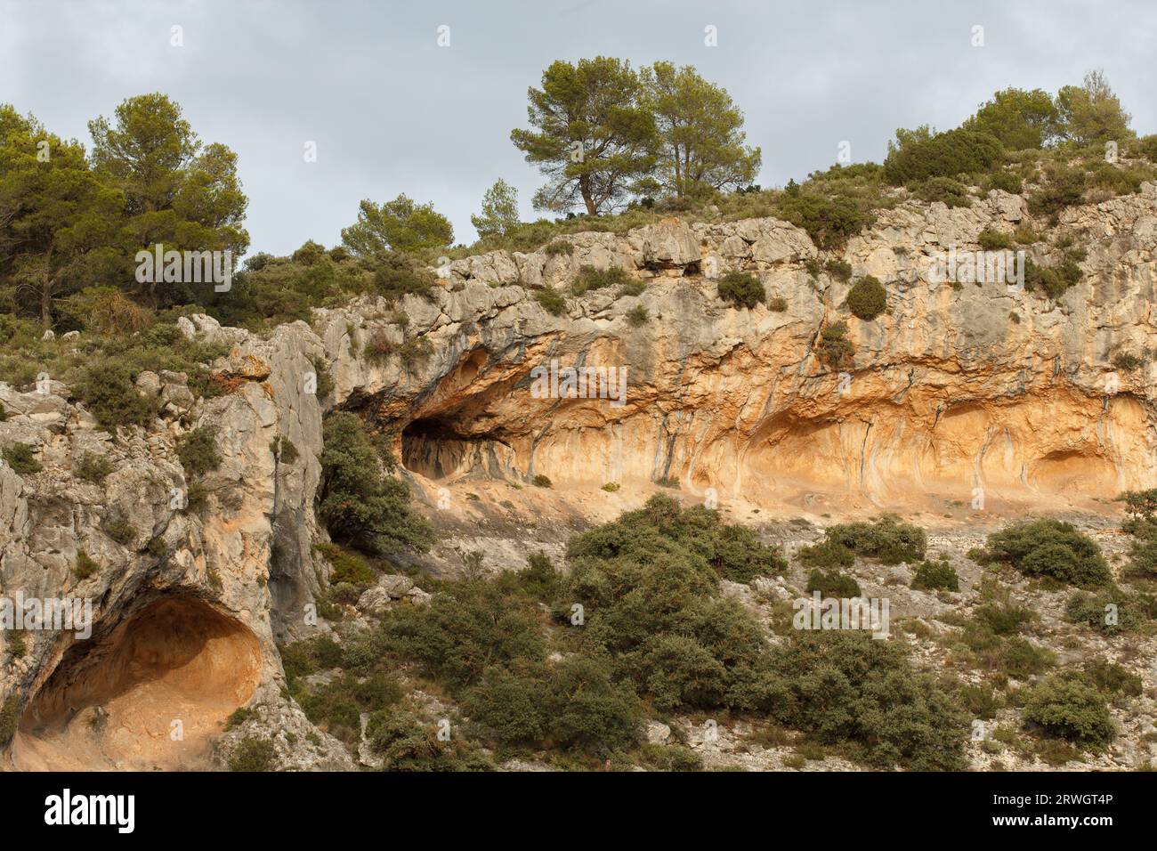 Paisaje con las cuevas y pinturas rupestres de La Sarga en Alcoi, España Foto de stock