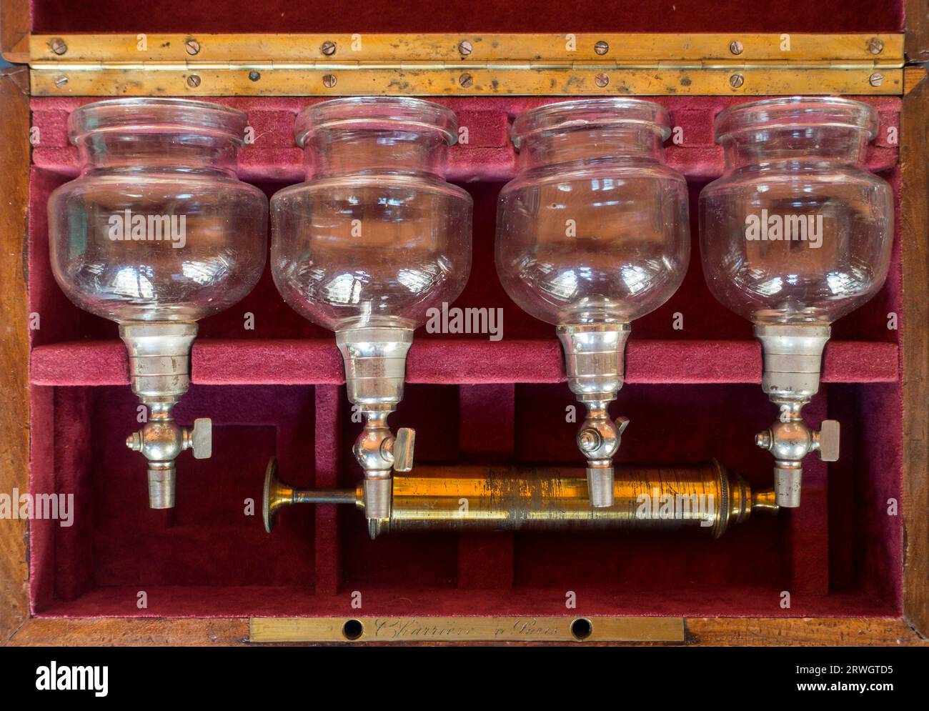 Conjunto de terapia de ahuecamiento Charriere del siglo XIX que muestra la bomba de latón y cuatro vasos de ahuecamiento con válvula / vasos de vidrio en caja de madera antigua Foto de stock