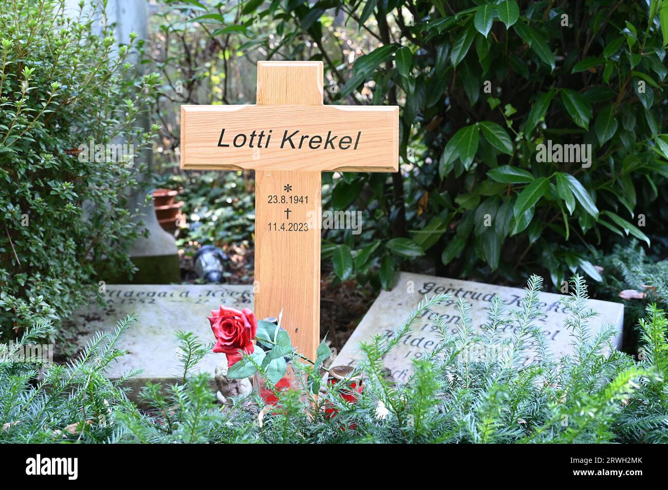 Colonia, Alemania. 10º de septiembre de 2023. La tumba de la actriz Lotto Krekel y su hermana Hildegard Krekel, que murió en 2013, en el cementerio Melaten de Colonia. Crédito: Horst Galuschka/dpa/Alamy Live News Foto de stock
