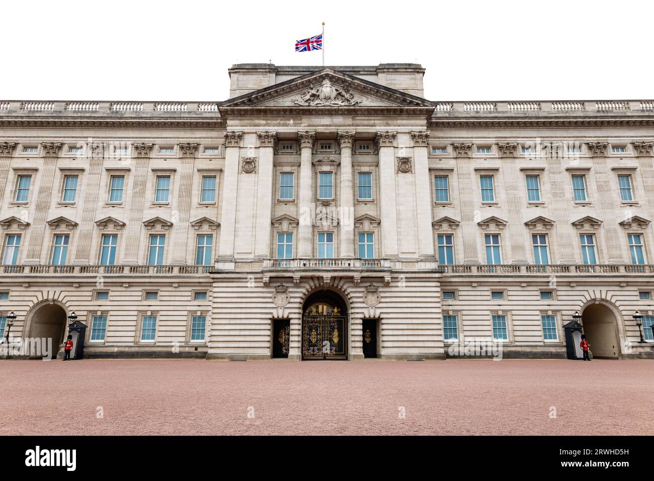 Fachada del palacio de Buckingham, residencia real en Londres y la sede administrativa del monarca del Reino Unido, en Londres, aislado o Foto de stock