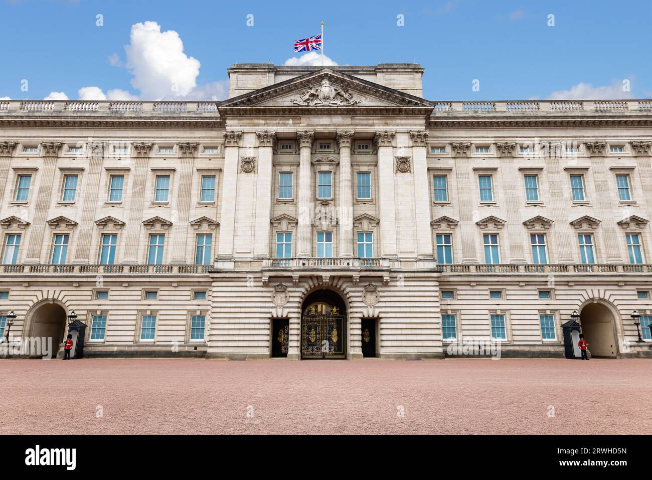 Fachada del palacio de Buckingham, residencia real en Londres y la sede administrativa del monarca del Reino Unido, en Londres Foto de stock