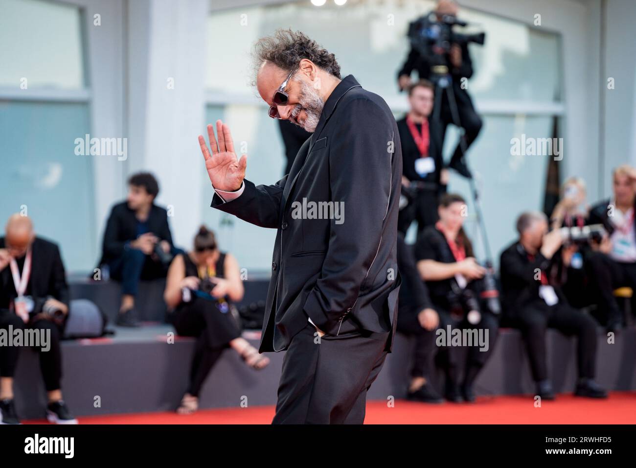 VENECIA, ITALIA - 05 DE SEPTIEMBRE: Luca Guadagnino asiste a una alfombra roja para la película 'Enea' en el 80º Festival Internacional de Cine de Venecia el 0 de septiembre Foto de stock