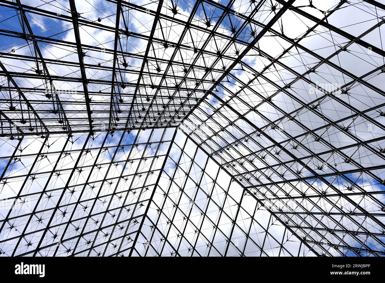 Estructura piramidal sobre el Museo del Louvre en París, Francia Foto de stock